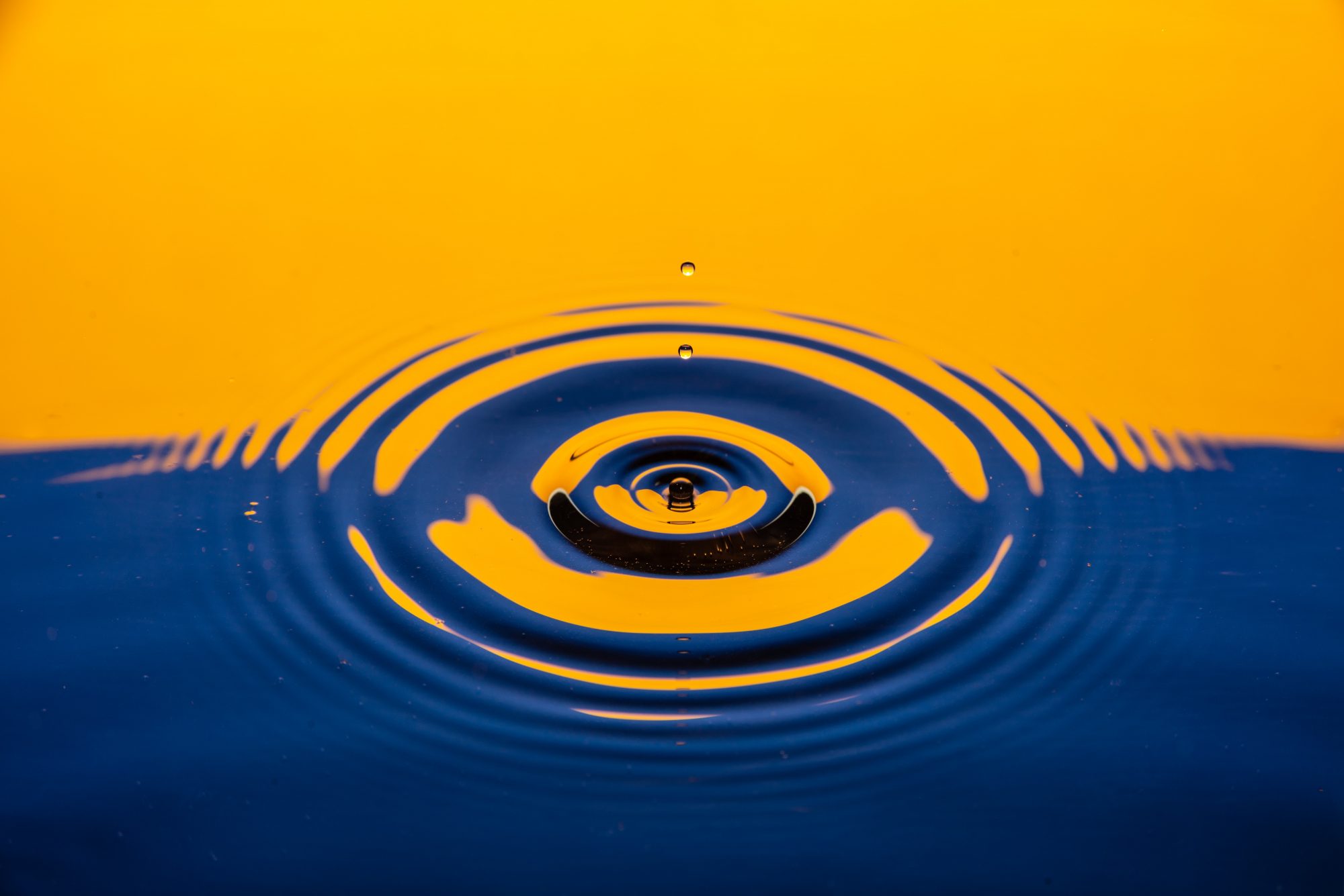 Goutte d'au jaune et bleu