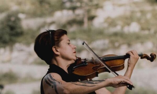 Laure Schappler joue du violon à la Malène, voyage sonore