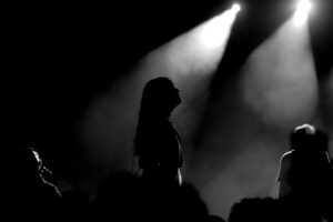 Artiste sur scène dans la pénombre avant sa performance - présence scénique